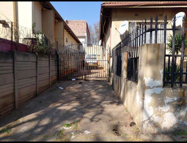 10 BEDROOM HOUSE FOR SALE IN YEOVILLE